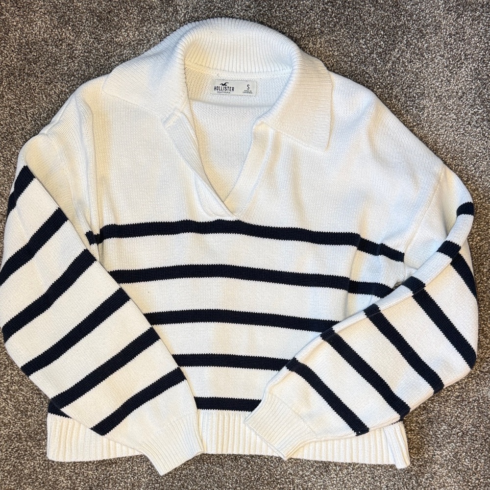 Hollister Women's White and Navy Striped Sweater